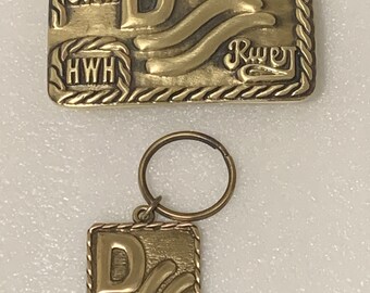 Set von BRASS John Wayne Red River D Schlüsselanhänger und passende Gürtelschnalle