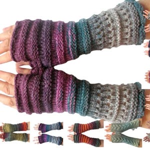 Può includere: Un set di guanti senza dita in vari colori e motivi, tra cui viola, verde acqua, grigio e marrone. I guanti sono a maglia e hanno un design testurizzato.
