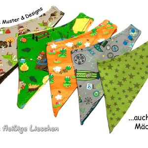 Puede incluir: Cinco baberos de tela coloridos con diferentes patrones. Los baberos son de forma triangular y tienen un borde marrón alrededor de los bordes. Los patrones incluyen una escena de bosque, una escena de campamento, una escena de rana, una escena espacial y una escena de estrellas. El texto "viele Muster & Designs" y "das fleißige Lieschen" es visible en los baberos. El texto "...auch für Mädchen" es visible en la parte inferior de la imagen.