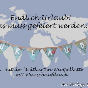 Könnte beinhalten: Eine blau-weiße Weltkarten-Girlande mit dem Wort "URLAUB" in weißen Buchstaben. Die Girlande hängt vor einem hellblauen Hintergrund mit einer Weltkarten-Silhouette dahinter. Der Text "Endlich Urlaub! Das muss gefeiert werden... mit der Weltkarten-Wimpelkette mit Wunschaufdruck das fleißige Lieschen" steht unter der Girlande.