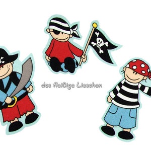 Könnte beinhalten: Drei Cartoon-Piratenfiguren mit Schwertern und einer Flagge. Ein Pirat trägt einen schwarzen Hut mit Totenkopf, ein blaues Hemd und rote Shorts. Ein anderer hält eine Flagge mit Totenkopf. Der dritte Pirat trägt ein rot-weiß gestreiftes Hemd.