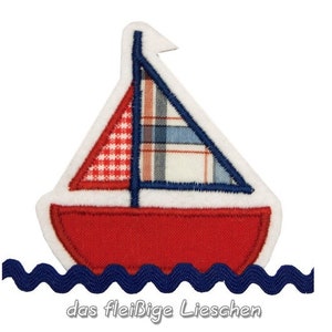 Könnte beinhalten: Rote Segelboot-Applikation mit einem blau-weiß karierten Segel und einem rot-weiß karierten Segel. Das Segelboot befindet sich auf einer blauen Wellenlinie.
