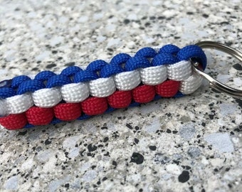 Porte-clés Paracord bleu blanc et rouge personnalisé