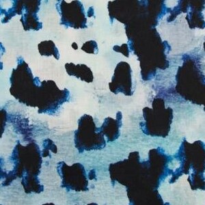Könnte beinhalten: Abstraktes blaues und schwarzes Aquarellmuster auf weißem Hintergrund. Das Muster ähnelt einem Tierdruck.