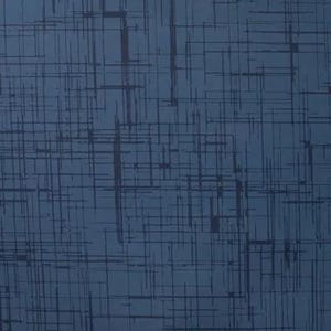 Könnte beinhalten: Ein blauer, strukturierter Hintergrund mit einem Muster aus dünnen, schwarzen Linien, die ein gitterartiges Design bilden.