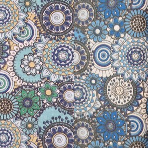 Könnte beinhalten: Ein Stoff mit einem sich wiederholenden Muster aus stilisierten Blumenmotiven in Blau-, Grün- und Gelbtönen. Die Blumen weisen komplexe kreisförmige Muster auf einem hellblauen Hintergrund auf. Das Design ist detailliert und optisch ansprechend.