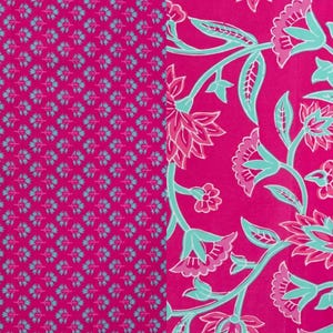 Könnte beinhalten: Ein lebendiger Stoff mit zwei unterschiedlichen Mustern. Eine Seite zeigt ein sich wiederholendes Muster aus kleinen, hellblauen Blumenformen auf einem leuchtend pinkfarbenen Hintergrund. Die andere Seite zeigt ein Blumendesign mit rosa Blüten und hellblauen Blättern und Stielen.