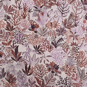 Könnte beinhalten: Ein dichtes botanisches Muster mit stilisierten Blättern und Zweigen in Braun-, Lila- und Lavendeltönen auf cremefarbenem Hintergrund. Das Design ist komplex und erzeugt eine strukturierte, natürliche Ästhetik. Geeignet für Stoff oder Tapete.
