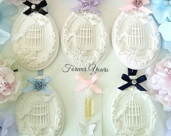 Birdcage design scented hanging room diffuser. Includes free complimentary vial of fragrance oil & gift box. In a choice 5 ribbon colours.