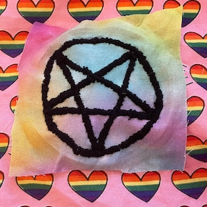 VÄNDBAR satanisk eller wiccan/hednisk pentagram pentakel femuddig stjärna handbroderad gay queer HBTQ regnbågsmärke!! :)