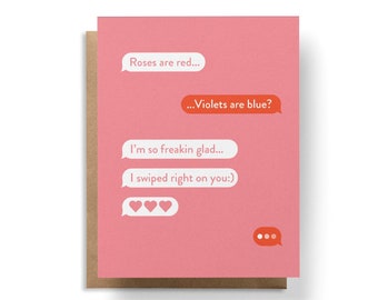 Könnte beinhalten: Eine rosa Karte mit einer Textnachrichten-Konversation. Der Text lautet "Roses are red... ...Violets are blue? I'm so freakin glad... I swiped right on you:) ". Die Nachricht wird von drei rosa Herzen und einer Reihe von drei grauen Punkten gefolgt.