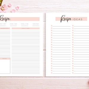 Op de afbeelding: Printbare receptenplanner met een roze en wit ontwerp. De linkerpagina heeft secties voor voorbereidingstijd, kooktijd, totale tijd, porties, ingrediënten, instructies en notities. De rechterpagina heeft een sectie voor receptideeën met een roze kop.