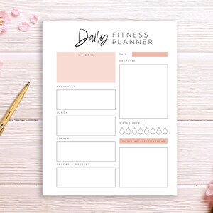 Op de afbeelding: Een printbare dagelijkse fitnessplanner met secties voor doelen, oefening, maaltijden, waterinname en positieve affirmaties. De planner heeft een roze en witte kleurstelling.