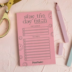 Notatnik Slay the Day Bitch, codzienny plan, planista pracy, zabawny notatnik, prezent dla współpracownika, prezent dla szefa, prezent dla niej, codzienny planer, lista rzeczy do zrobienia
