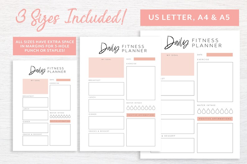 Op de afbeelding: Printbare dagelijkse fitnessplanner in drie formaten: US Letter, A4 en A5. De planner bevat secties voor doelen, oefening, maaltijden, waterinname en positieve affirmaties. De planner heeft een roze en witte kleurstelling.