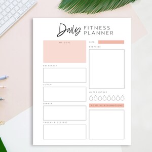 Op de afbeelding: Een printbare dagelijkse fitnessplanner met secties voor doelen, oefening, maaltijden, waterinname en positieve affirmaties. De planner heeft een roze en witte kleurstelling.