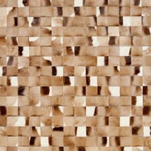 Könnte beinhalten: Ein brauner und weißer Patchwork-Teppich aus Kuhfell. Der Teppich besteht aus kleinen Lederquadraten, die jeweils ein anderes Muster aufweisen. Der Teppich ist perfekt, um jedem Raum einen Hauch von rustikalem Charme zu verleihen.
