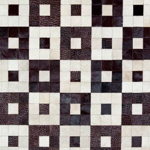 Puede incluir: Alfombra a cuadros en blanco y negro hecha de cuadrados de cuero. La alfombra tiene un patrón geométrico y está hecha de diferentes texturas de cuero.