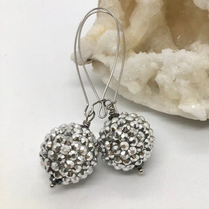 Pendientes de bola plateada brillante para ella, un regalo artesanal y moderno.
