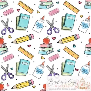 Peut inclure: Un motif répétitif représentant des fournitures scolaires sur fond blanc. Les illustrations incluent des crayons jaunes, des gommes roses, des flacons de colle bleus étiquetés glue, des ciseaux violets, des piles de livres, des pommes rouges, des règles jaunes et des petits cœurs.
