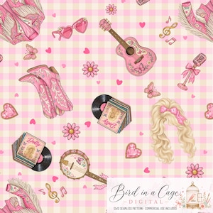 Può includere: Un motivo digitale continuo con stivali in stile western rosa, una chitarra acustica rosa, un banjo, occhiali da sole a forma di cuore, dischi in vinile, una parrucca bionda con un fiocco rosa, farfalle, fiori e cuori su uno sfondo a quadretti vichy rosa e bianco.