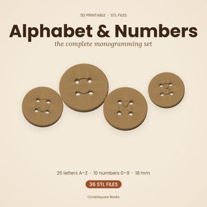 Könnte beinhalten: Vier beige Knöpfe mit den Buchstaben "M", "V" und der Zahl "3" eingraviert. Der Text "Alphabet & Numbers" und "the complete monogramming set" stehen oben. Der Text "26 Buchstaben A-Z 10 Zahlen 0-9 18 mm" steht unten.