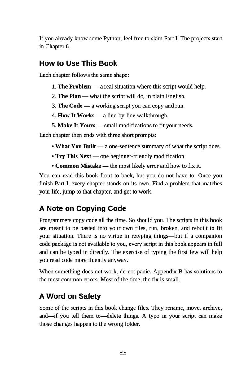 K&ouml;nnte beinhalten: Eine Buchseite mit Text &uuml;ber Python-Programmierung. Der Text enth&auml;lt Anweisungen zur Verwendung des Buches, mit Abschnitten zu Problemen, Pl&auml;nen, Code und Modifikationen. Es gibt auch einen Hinweis zum Kopieren von Code und ein Wort zur Sicherheit.