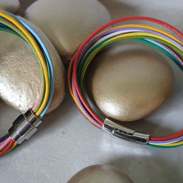 Buntes Lederarmband 16 bis 25cm Länge Regenbogen 1,5mm oder 2mm Bänder Magnetverschluß personalisierbar