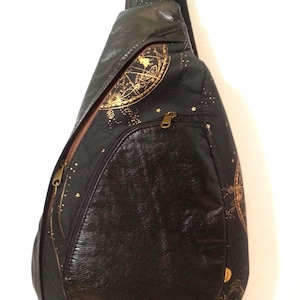 Fabriqué sur commande***Sac bandoulière CYBERPUNK, Sac en similicuir noir, Sac bandoulière ELYSIAN Dark Gold Zodiac, Sac bandoulière légendaire Rocket Bags fabriqué sur mesure pour vous.