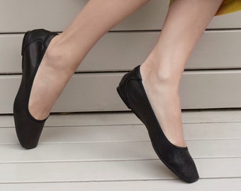 Handgefertigter Eckiger Leder Slip On Ballett Pumps in Schwarz. Weiche, faltbare Flats & Reisetasche. Leichte, alltagstaugliche Gebrauchsspuren. Cocorose Schuhe.