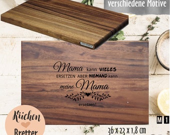 May include: A brown acacia wood cutting board with the text "Mama kann VIELES ERSETZEN ABER NIEMAND kann meine Mama ersetzen!" engraved on the surface. The board measures 36 x 23 x 1.8 inches.
