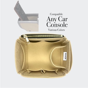 Op de afbeelding: Beige auto-console organizer met meerdere compartimenten en een ritssluiting aan de bovenkant. De tekst "Compatible Any Car Console Various Colors" wordt weergegeven. De organizer is ontworpen om in een auto-console te passen.
