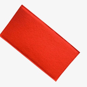 Könnte beinhalten: Ein roter Filzbriefumschlag, perfekt für Geldgeschenke oder eine besondere Botschaft.