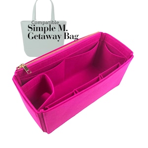 Op de afbeelding: Een felroze vilten tassenorganizer met meerdere compartimenten en een gouden rits. De organizer is ontworpen om in een Simple M. Getaway Bag te passen, zoals aangegeven door de tekst in de afbeelding.