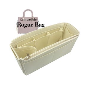 Puede incluir: Un organizador de bolso de fieltro beige con múltiples compartimentos y cierre de cremallera. El texto "Compatible Rogue Bag" es visible en la imagen.