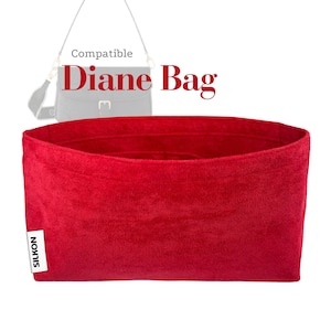 Op de afbeelding: Een rode, pluche tasorganizer met de tekst "Compatible Diane Bag" in het rood. De organizer heeft een rechthoekige vorm en een wit label met de tekst "SILKON". De achtergrond is wit.