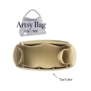 Op de afbeelding: Tan-kleurige felt taskenorganizer met meerdere vakken en een ritssluiting. Compatibel met Artsy Bag GM | MM.