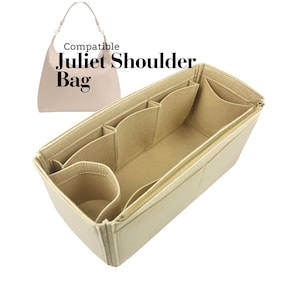 Könnte beinhalten: Beiger Filz-Taschenorganizer mit mehreren Fächern und einem goldenen Reißverschluss. Der Text "Compatible Juliet Shoulder Bag" ist auf dem Bild aufgedruckt. Der Organizer ist für die Innenseite einer Schultertasche konzipiert.