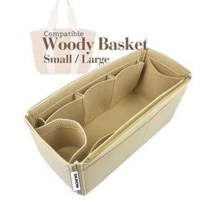 Puede incluir: Organizador de bolso de fieltro beige con múltiples compartimentos y cremallera dorada. El texto "Compatible Woody Basket Small / Large" está impreso en la imagen. Diseñado para encajar en un bolso tote.