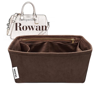 Könnte beinhalten: Ein brauner Filz-Taschenorganizer mit mehreren Fächern und einem Reißverschluss oben. Der Organizer ist für die Verwendung in einer Handtasche konzipiert, mit einer Skizze einer Handtasche im Hintergrund. Der Text "Compatible Rowan" ist sichtbar.