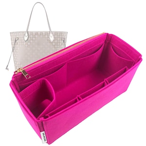 Op de afbeelding: Een felroze vilten handtassenorganizer met meerdere compartimenten en een gouden rits. De organizer is ontworpen om in een totebag te passen, met een schets van een totebag op de achtergrond. De organizer heeft de merknaam "SILKON".