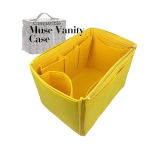 Puede incluir: Inserción organizadora de fieltro amarillo para un estuche de tocador Muse. La inserción tiene varios bolsillos y un cierre de cremallera.