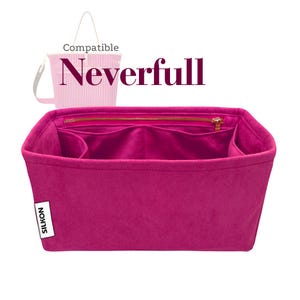 Puede incluir: Un organizador de bolso fucsia con múltiples compartimentos y una cremallera en la parte superior. El organizador está etiquetado como "SILKON" y está diseñado para adaptarse a un bolso "Neverfull". La imagen muestra un bolso rosa en el fondo, lo que sugiere compatibilidad.