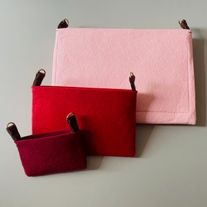 Inserções de pochette Kirigami, com ganchos de argolas em D, convertem-se em bolsa transversal
