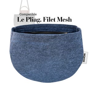 Könnte beinhalten: Blauer Filz-Taschenorganizer mit Reißverschluss. Der Text "Compatible Le Pliag. Filet Mesh" ist sichtbar. Ein kleines weißes Etikett mit dem Wort "SILKON" ist angebracht.