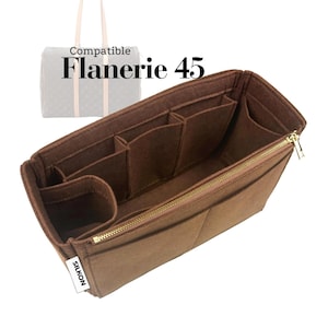 Peut inclure: Organisateur de sac en feutre marron avec plusieurs compartiments et une fermeture éclair dorée. L'organisateur est étiqueté "Compatible Flanerie 45" et comprend la marque "SILKON". Conçu pour s'adapter à un sac fourre-tout.