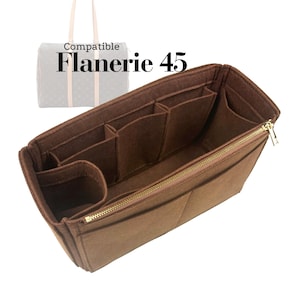 Pode incluir: Organizador de bolsa de feltro marrom com vários compartimentos e zíper dourado. O texto "Compatible Flanerie 45" é exibido acima. Projetado para caber em uma bolsa tote.