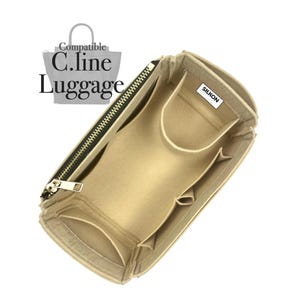 Op de afbeelding: Beige vilten handtas organizer met meerdere compartimenten en een zwarte ritssluiting. De organizer is voorzien van het label "SILKON" en is compatibel met C.line Luggage.