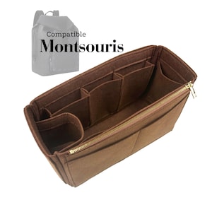 Może przedstawiać: Organizer do torebki z brązowego filcu z wieloma przegrodami i zamkiem błyskawicznym. Organizer jest kompatybilny z plecakiem "Montsouris".