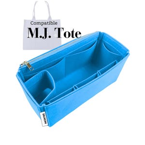 Op de afbeelding: Een felblauwe vilten tote bag organizer met meerdere compartimenten en een gouden rits. De organizer is ontworpen om in een tote bag te passen, met de tekst "Compatible M.J. Tote" zichtbaar op de achtergrond.